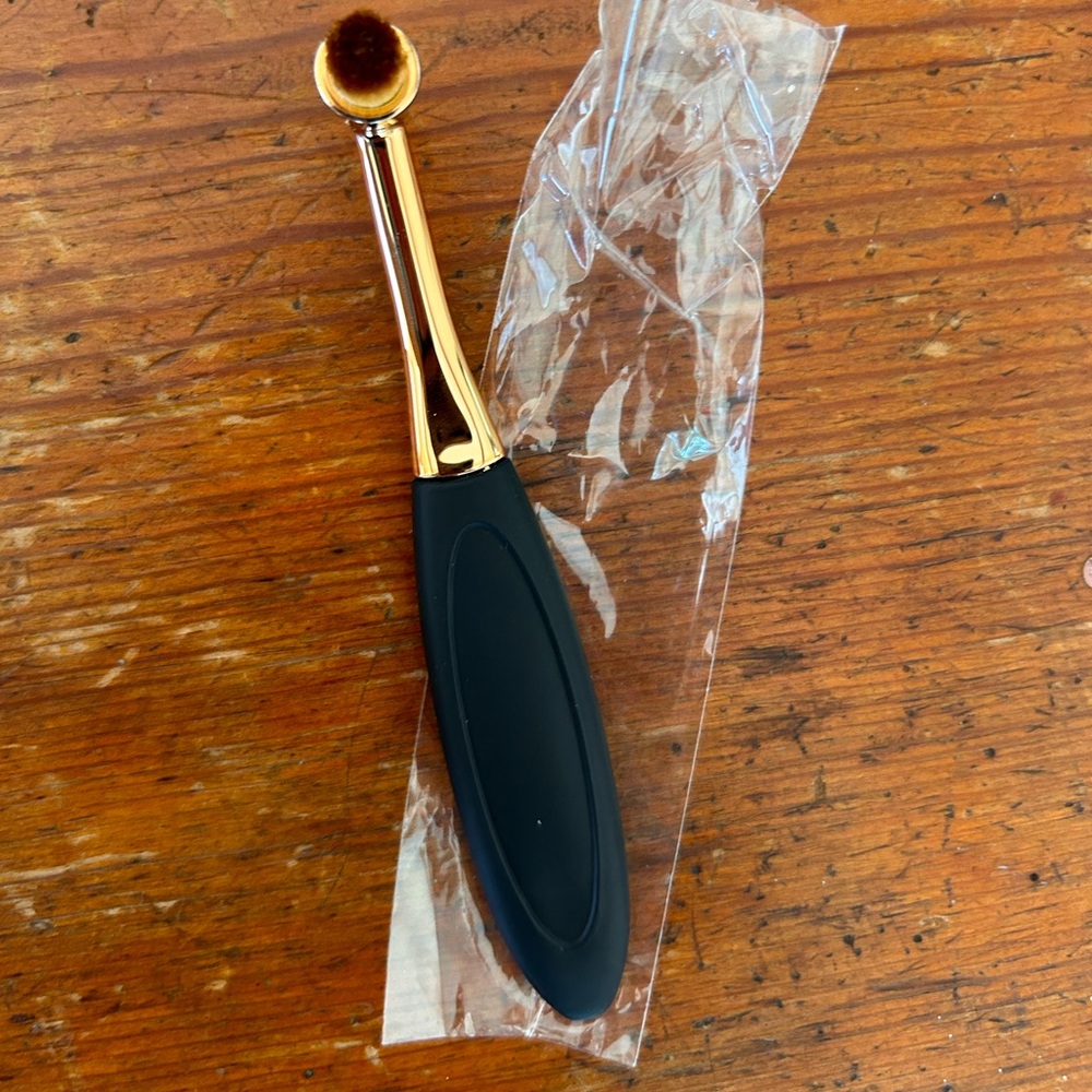 NWT Oval Makeup Brush - small areas
